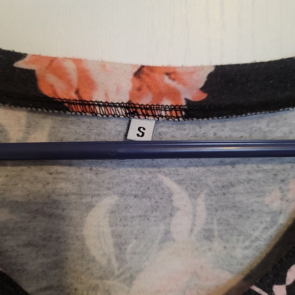 EUC Floral V-Neck - Picture 2 of 3